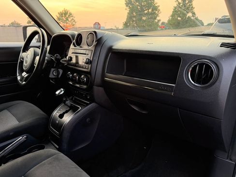 Used 2017 Jeep Patriot Latitude AWD/4WD image 19