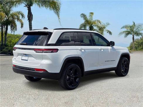 Used 2024 Jeep Grand Cherokee Altitude AWD/4WD image 4