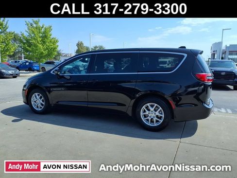 Used 2025 Chrysler Pacifica Select FWD image 5