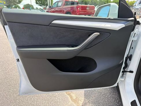 Used 2023 Tesla Model Y Long Range AWD/4WD image 10