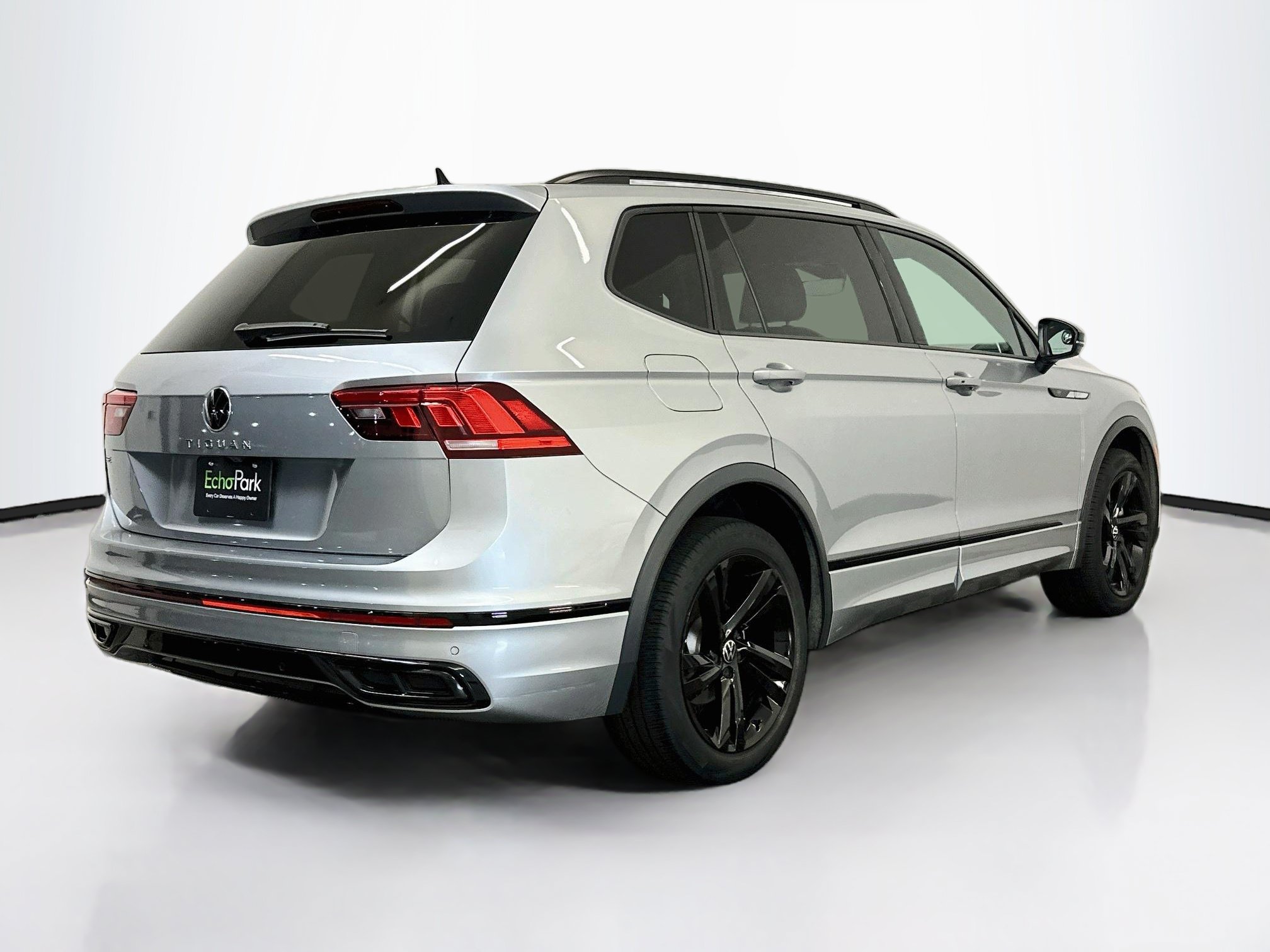 Used 2023 Volkswagen Tiguan SE R-Line FWD image 9