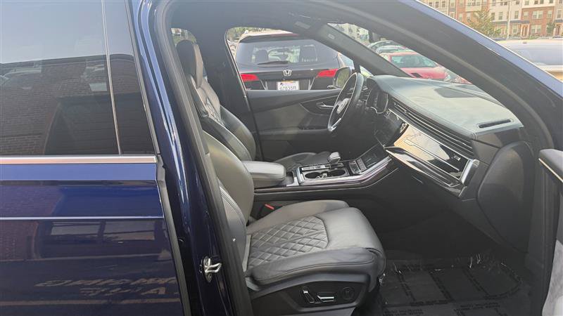 Used 2021 Audi SQ7 Premium Plus w/ Driver Assistance Package AWD/4WD image 7