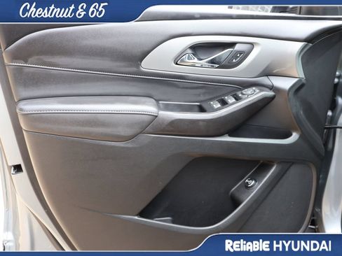 Used 2023 Chevrolet Traverse LT FWD image 23