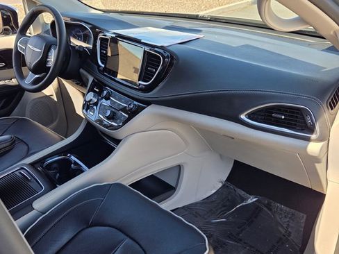 Used 2023 Chrysler Pacifica Limited image 24