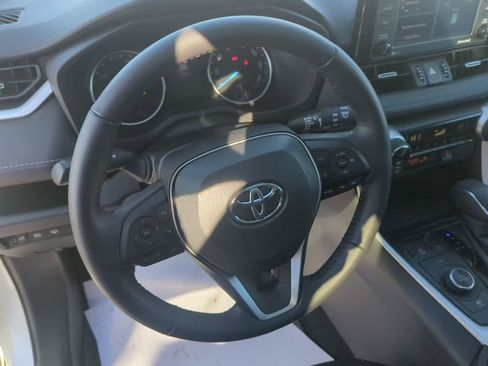 Used 2022 Toyota RAV4 XLE Premium image 21