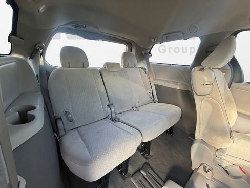 Used 2019 Toyota Sienna LE w/ Carpet Mat Package image 29