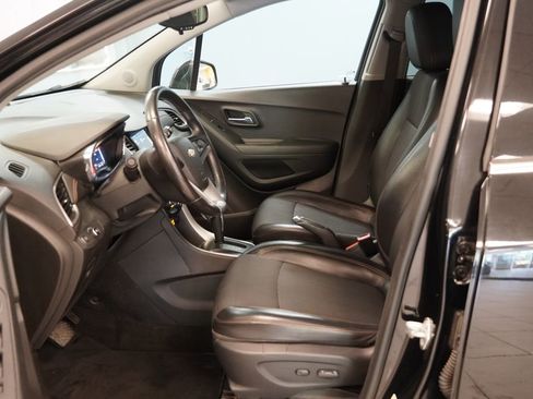 Used 2018 Chevrolet Trax LT w/ LT Convenience Package FWD image 4