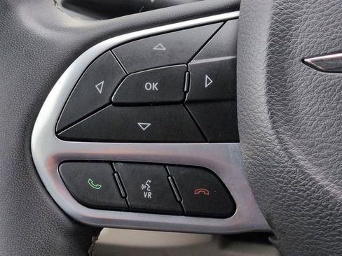 Used 2024 Chrysler Pacifica Touring-L FWD image 15