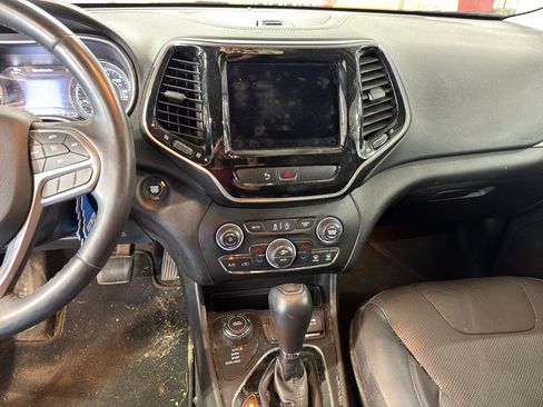 Used 2019 Jeep Cherokee Limited AWD/4WD image 7
