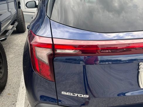 Used 2025 Kia Seltos EX FWD image 4