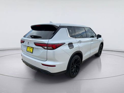 Used 2022 Mitsubishi Outlander SE FWD image 3