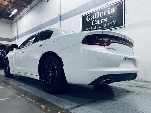 Used 2019 Dodge Charger SXT RWD image 4