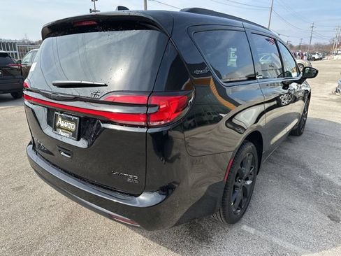 New 2026 Chrysler Pacifica Limited w/ S Appearance Package AWD/4WD image 6