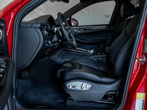 Certified 2025 Porsche Macan AWD/4WD image 17