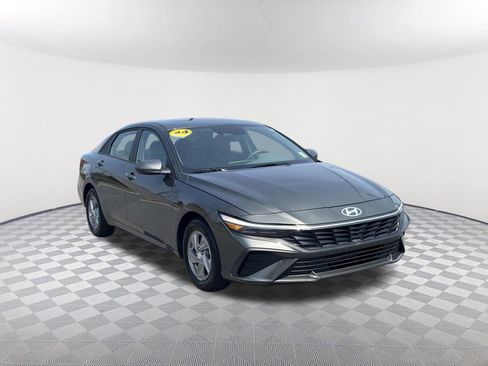 Used 2024 Hyundai Elantra SE FWD image 3