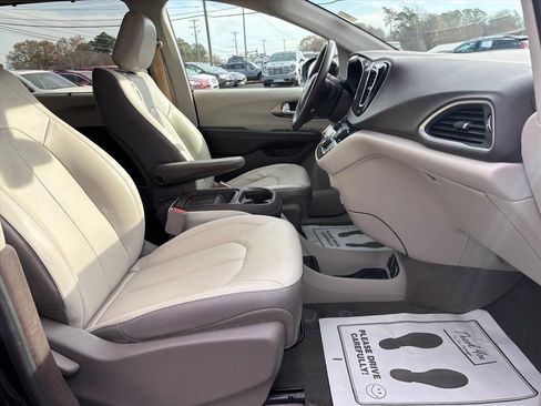 Used 2017 Chrysler Pacifica Touring-L image 13