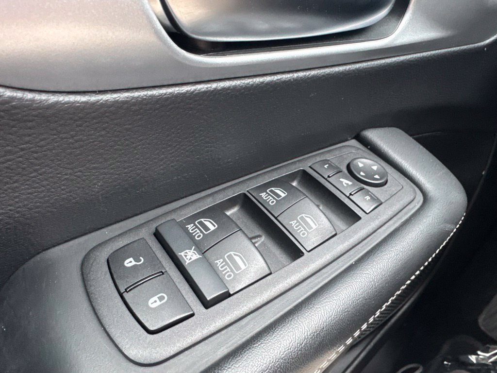 Used 2025 Chrysler Pacifica Limited FWD image 11