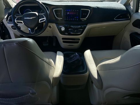 Used 2017 Chrysler Pacifica Touring-L FWD image 18