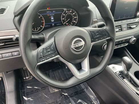 Used 2025 Nissan Altima 2.5 SV FWD image 28