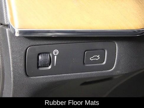 Used 2021 Volvo XC90 T6 Momentum w/ Protection Package Premier image 21