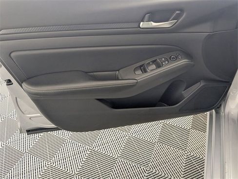 Used 2024 Nissan Altima 2.5 SV image 10