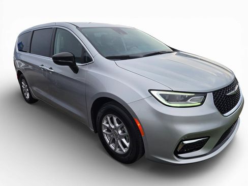 Used 2024 Chrysler Pacifica Touring-L image 2