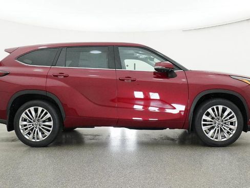 New 2026 Toyota Highlander Platinum AWD/4WD image 8