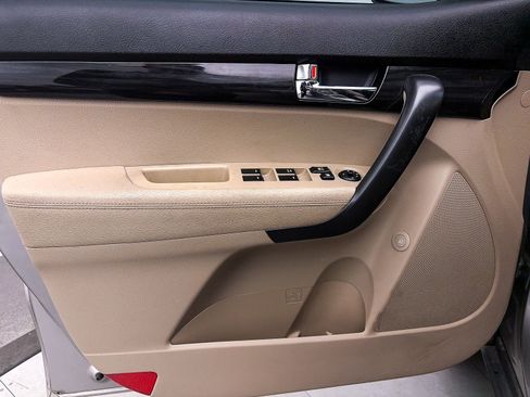 Used 2013 Kia Sorento LX image 11