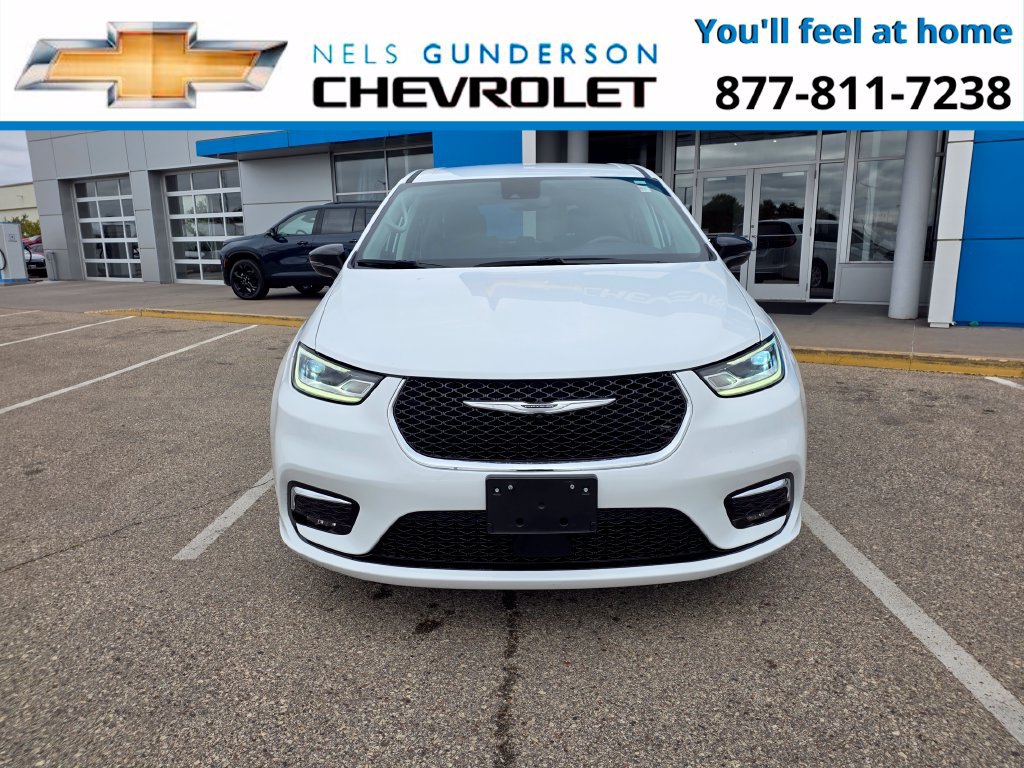 Used 2024 Chrysler Pacifica Touring-L FWD image 2