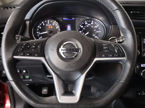 Used 2018 Nissan Rogue SV FWD image 3