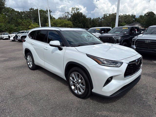 Used 2023 Toyota Highlander Limited FWD image 3