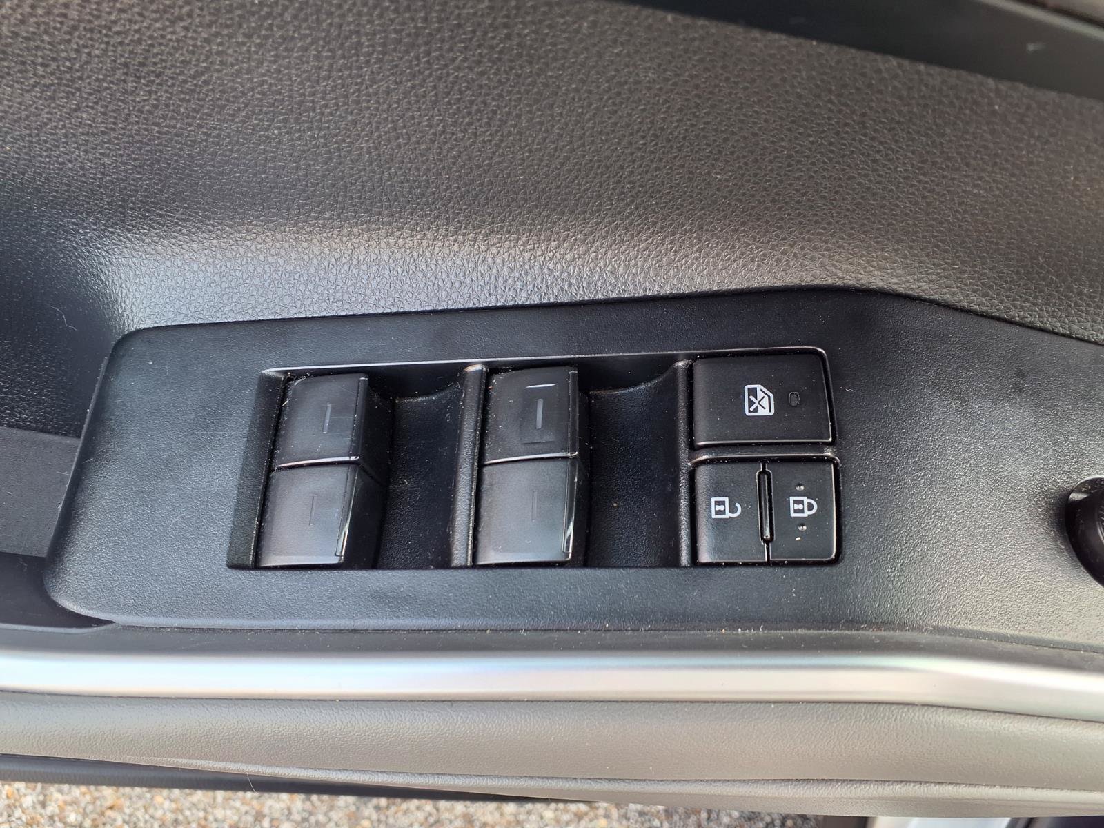 Used 2022 Toyota Highlander LE AWD/4WD image 12