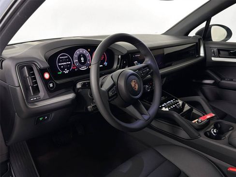 Used 2025 Porsche Cayenne AWD/4WD image 4