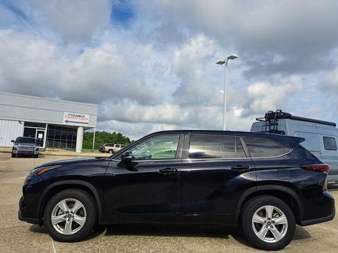 Used 2024 Toyota Highlander LE FWD image 8