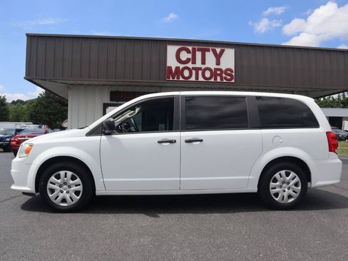 Used 2019 Dodge Grand Caravan SE w/ UConnect Hands-Free Group FWD image 16