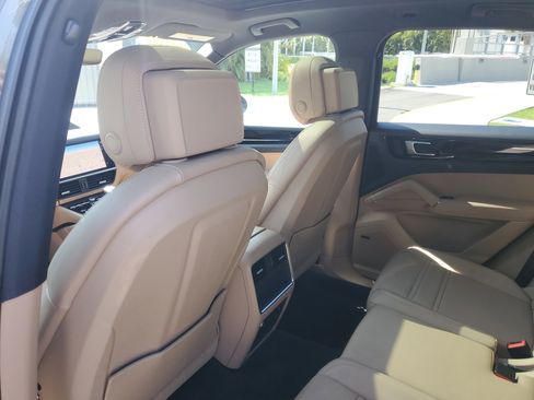 Used 2023 Porsche Cayenne AWD/4WD image 12