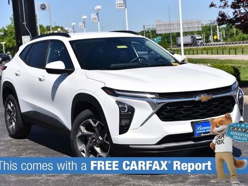 Used 2025 Chevrolet Trax LT w/ LT Convenience Package FWD image 2