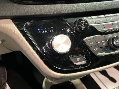 Used 2024 Chrysler Pacifica Touring-L image 20