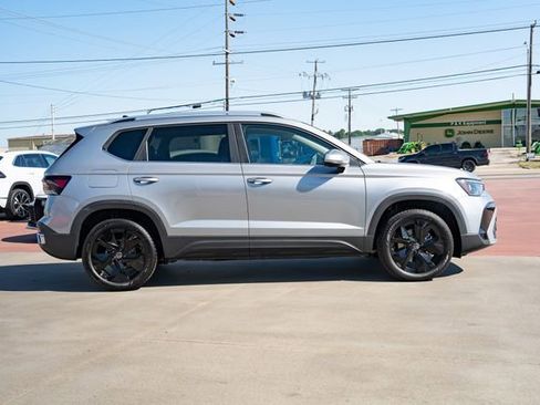 New 2026 Volkswagen Taos SE FWD image 7