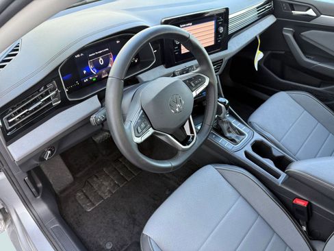 Used 2025 Volkswagen Jetta SE w/ Sunroof Package image 4