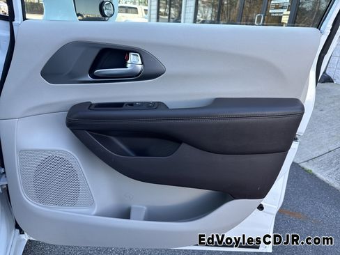 Used 2019 Chrysler Pacifica Touring-L image 18