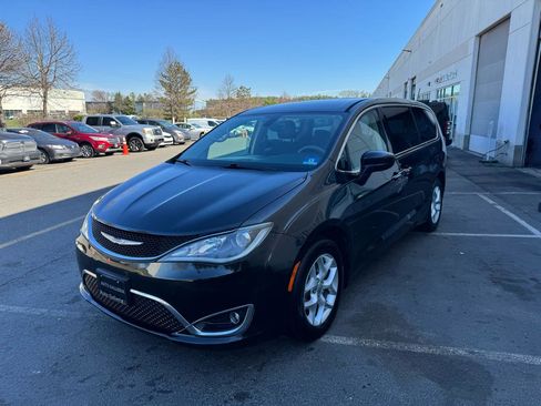 Used 2018 Chrysler Pacifica Touring Plus w/ Tire & Wheel Group image 9