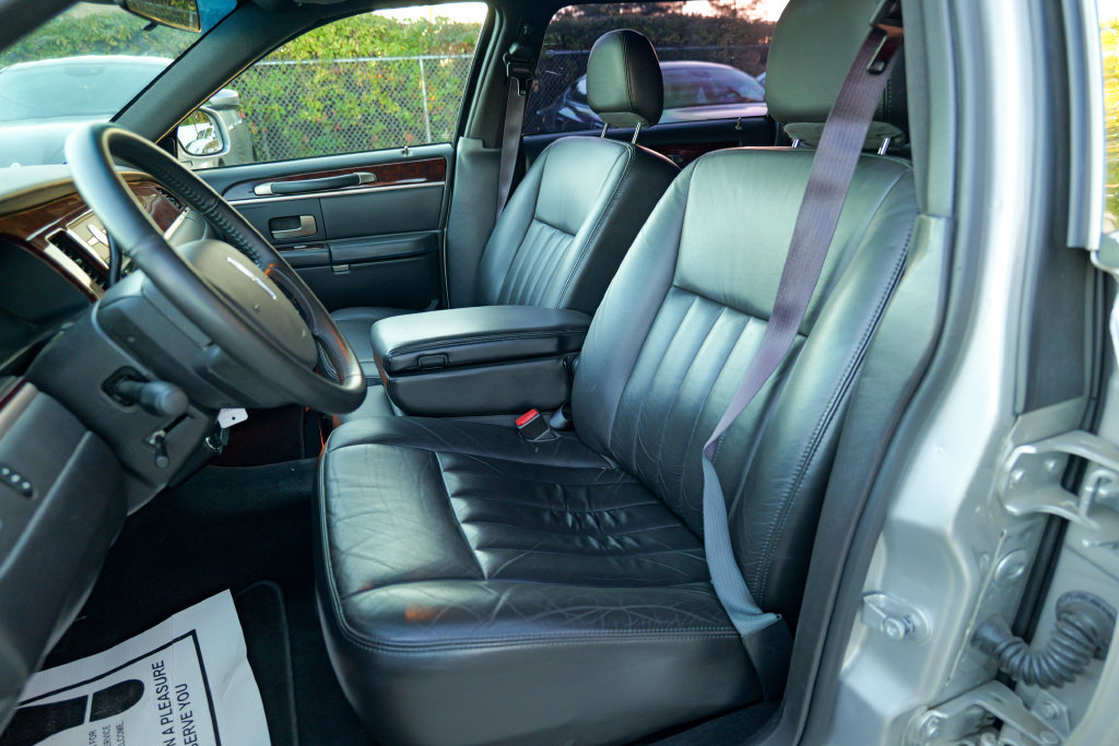 Used 2008 Lincoln Town Car Executive RWD image 22