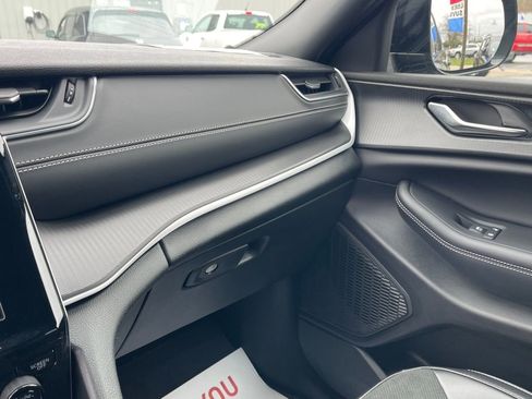 Used 2025 Jeep Grand Cherokee L Altitude image 28