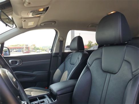 Used 2024 Kia Sorento S image 5