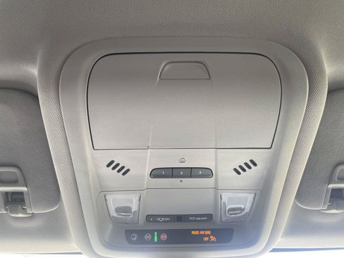 Used 2020 Chevrolet Equinox Premier FWD image 21