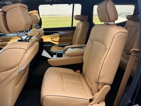 Used 2023 Jeep Grand Wagoneer Series III image 13