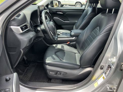 Used 2023 Toyota Highlander XLE FWD image 13