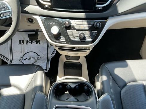 Used 2024 Chrysler Pacifica Touring-L FWD image 30