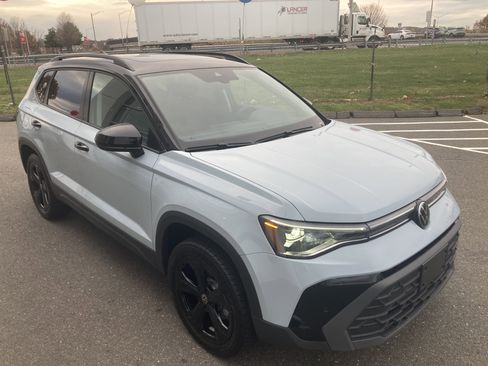 Certified 2025 Volkswagen Taos SE image 4